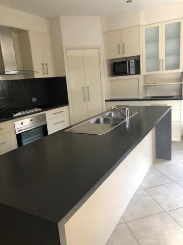 Central Executive 3Br Townhouse 50M To Dean Street Албъри Екстериор снимка