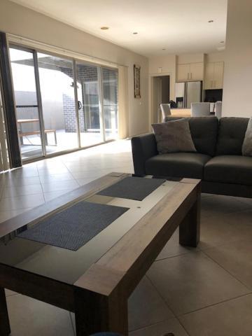 Central Executive 3Br Townhouse 50M To Dean Street Албъри Екстериор снимка