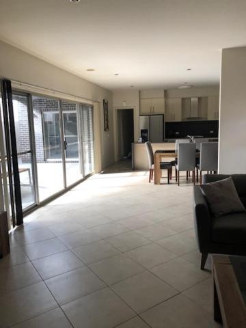 Central Executive 3Br Townhouse 50M To Dean Street Албъри Екстериор снимка